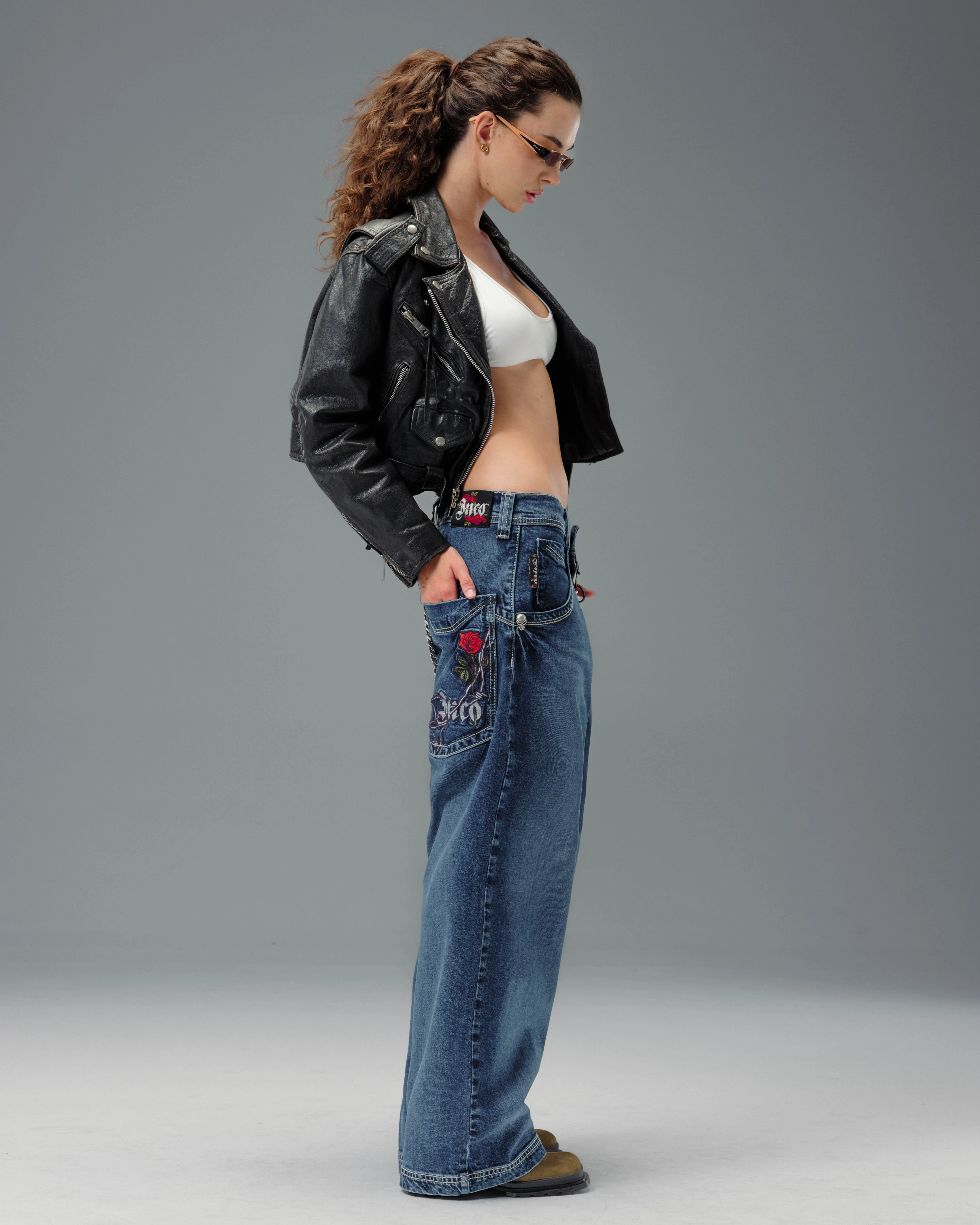 W Skull & Roses. 24". Hand-Sand Dark Stone. - Image 8